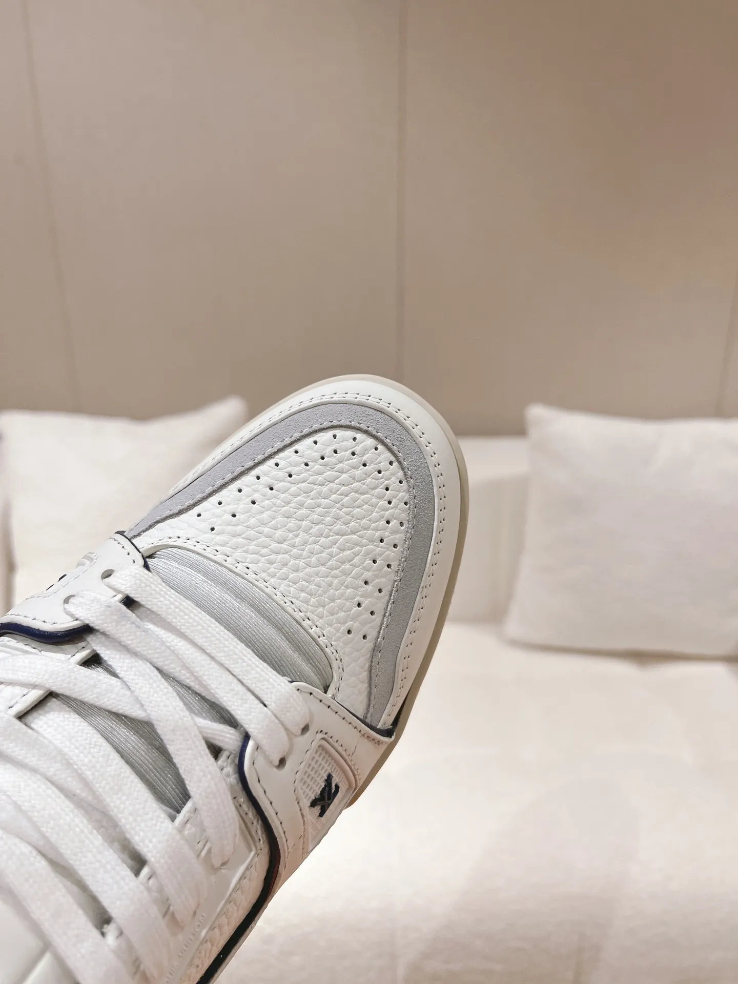 👟👟Ex-factory price 840👟👟 Women's shoes, women's clothing, top version of LV TRAINER basketball series sneakers, original 1:1 disassembly, official website limited edition retro basketball sneakers! Both the high-top and low-top models spent money to purchase 1:1 accurate reproductions of the originals, and all the details are flawless! The upper material is exclusively customized first-layer cowhide, the inside is breathable 3D mesh material, the sole is T👟👟 ex-factory price U, non-slip, anti-yellowing and high temperature resistant. Exclusively customized materials, women’s size 35-40, men’s size 39-45